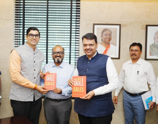 सीएम देवेंद्र फडणवीस ने लॉन्च की नितिन ढबू की पुस्तक ‘द लाइफ स्किल कॉल्ड सेल्स