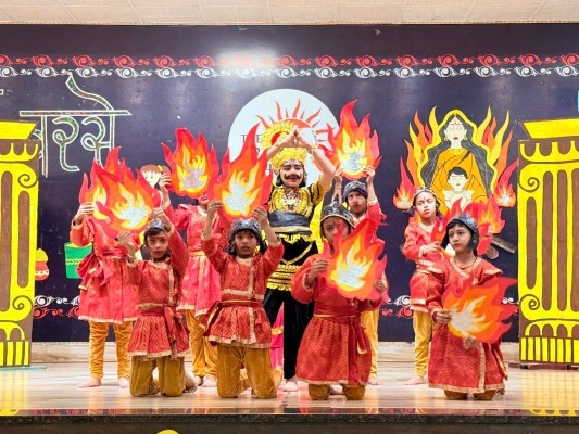 रंगों में सजी संस्कारों की छटा: नन्हें कदमों ने दिया प्रेम और विजय का संदेश