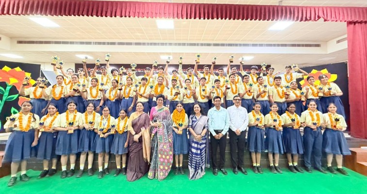 बोर्ड परीक्षा में 'दी आर्यन स्कूल' का दबदबा: 100% रहा परिणाम, सारा ने 98.6% अंकों के साथ किया टॉप!