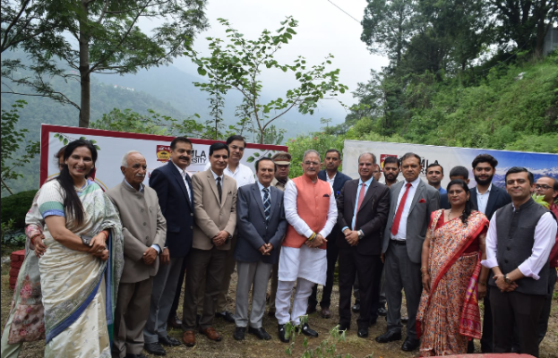शिमला विवि में राज्यपाल ने किया पौधरोपण, युवाओं को दिया नशामुक्ति का संकल्प