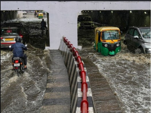 दिल्ली-NCR में आफत की बारिश: मौसम विभाग का रेड अलर्ट, 15 फ्लाइट्स डायवर्ट