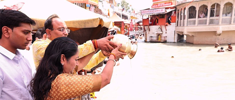 मुख्यमंत्री रेखा गुप्ता परिवार संग पहुंची हरिद्वार, वात्सल्य गंगा आश्रम में किया लोकार्पण