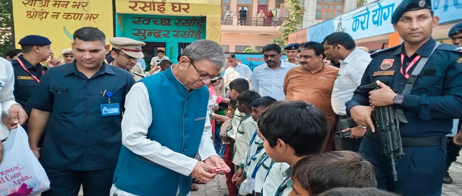 जींद में राज्यपाल असीम घोष ने बच्‍चों को टॉफी-चॉकलेट देकर पूछे सवाल