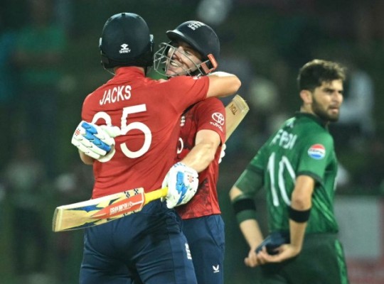 हैरी ब्रूक का ऐतिहासिक शतक: इंग्लैंड ने पाकिस्तान को रोमांचक मैच में हराकर सेमीफाइनल में मारी एंट्री