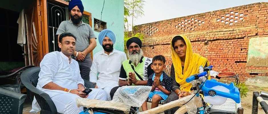 राहुल गांधी ने अमृतसर के बाढ़ प्रभावित बच्चे को गिफ्ट की साइकिल
