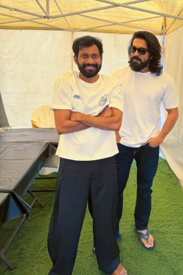 पेड्डी' के सेट से राम चरण का नया लुक वायरल, बुच्ची बाबू सना के साथ दिखी मेगा पावर स्टार की बॉन्डिंग