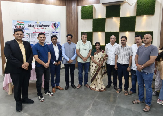ओपेन माइक में गूंजे युवाओं के विचार, स्वप्निल बैस ने जीता पहला इनाम