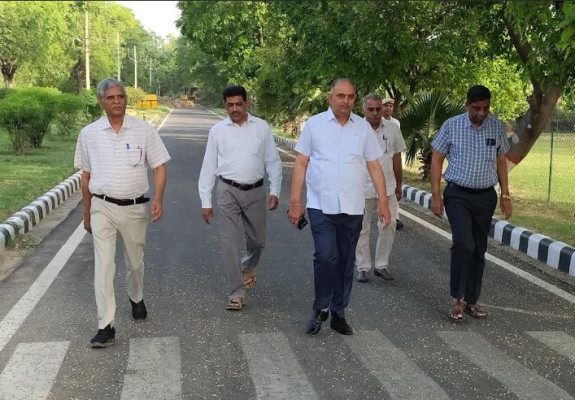 ईंधन बचत और पर्यावरण संरक्षण की अनूठी पहल: हकृवि कुलपति प्रो. बीआर काम्बोज सहित अन्य अधिकारी आज पैदल पहुंचे कार्यालय