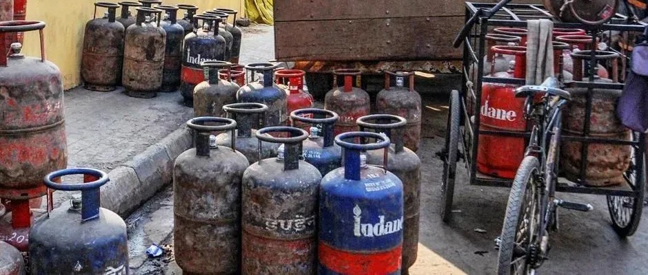 देशभर में कमर्शियल गैस सिलेंडर 33 रुपये 50 पैसे सस्‍ता