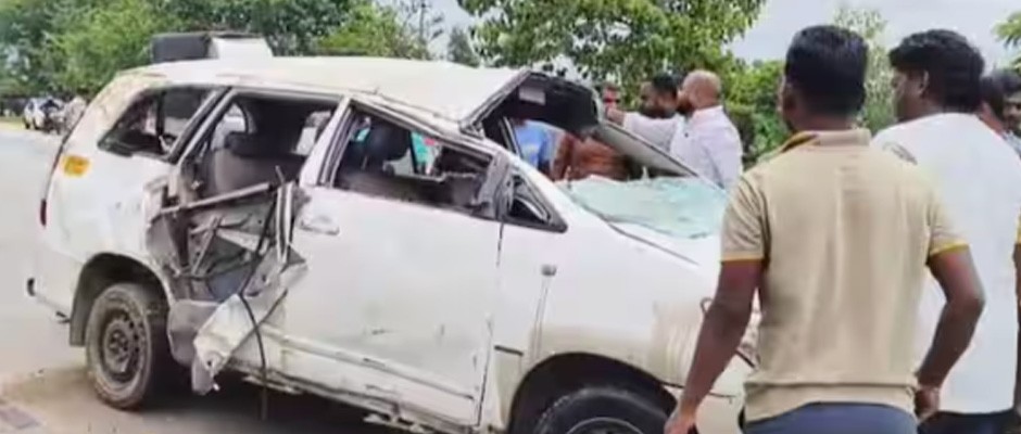 चिक्काबल्लापुरा में इनोवा ट्रक से टक्‍कर के बाद पलटी, पांच लोगों की मौत; चार की हालत गंभीर