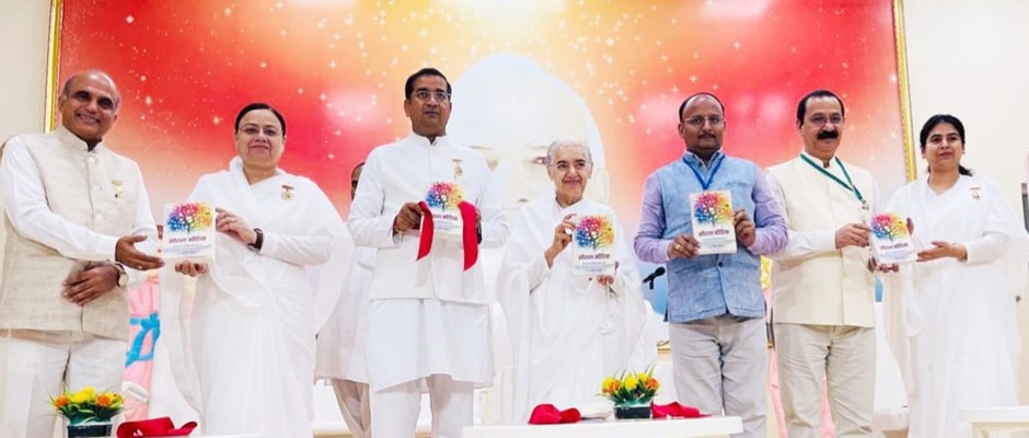 आईआईएमसी के प्राध्यापक डॉ. विनीत उत्पल की पुस्तक सोशल मीडिया का लोकार्पण