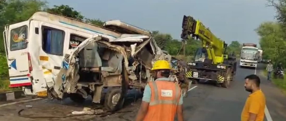 शिवपुरी में बस की ट्रक से टक्‍कर, काशी विश्वनाथ से लौट रहे सिंगर सहित चार लोगों की मौत