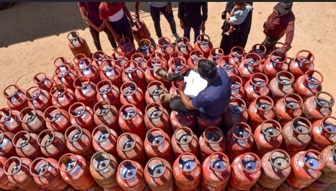 पेट्रोलियम मंत्रालय का राज्यों को बड़ा निर्देश: PNG इलाकों में LPG कनेक्शन सरेंडर करना अनिवार्य
