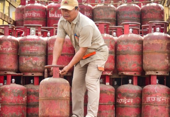 अफवाहों पर न दें ध्यान: भारत के पास 60 दिनों का पर्याप्त तेल भंडार, ईंधन और एलपीजी की कोई कमी नहीं