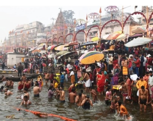 मकर संक्रांति 2026: कड़ाके की ठंड और घने कोहरे के बीच लाखों श्रद्धालुओं ने लगाई आस्था की डुबकी