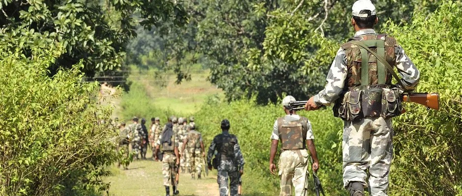 बोकारो में पुलिस ने मुठभेड़ में दो नक्सलियों को मार गिराया, एक जवान शहीद
