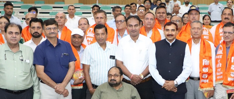 गुजवि में श्री व्यास पूजा कार्यक्रम का आगाज, शिक्षा को संस्कारों-संवेदनाओं की धारा में बहाना होगा