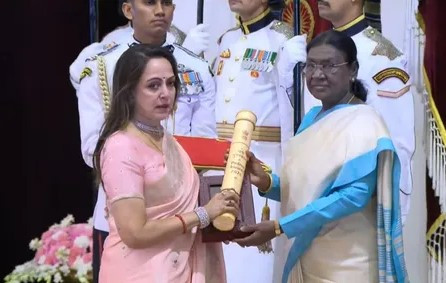 राष्ट्रपति भवन के गणतंत्र मंडप में पहला नागरिक अलंकरण समारोह संपन्न; अभिनेता धर्मेंद्र को मरणोपरांत मिला पद्म विभूषण