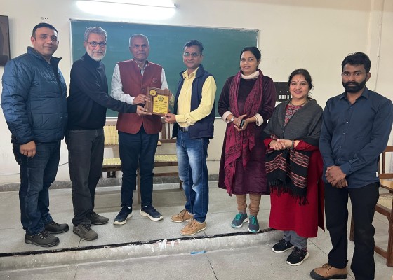 जीजेयू में रेडियो की गूँज: "वॉइस स्किल्स" पर विशेषज्ञों ने सिखाए आवाज को निखारने के गुर, पोडकास्ट को बताया भविष्य