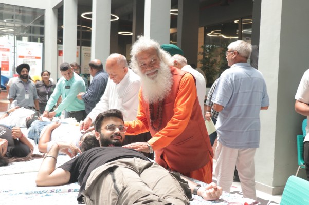 स्‍वामी परमानंद महाराज के जन्‍मदिवस पर लगाया रक्‍तदान शिविर
