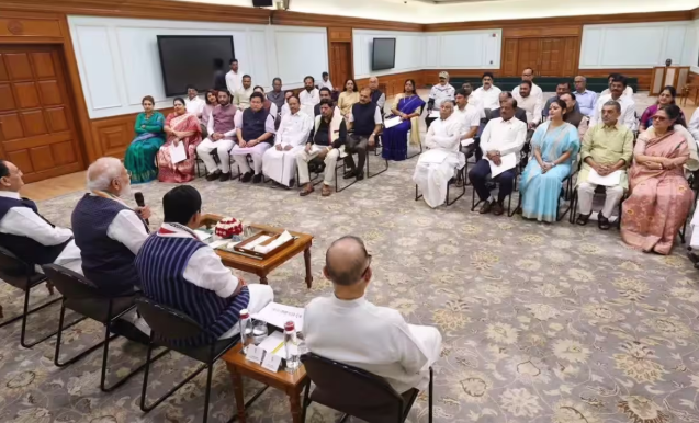 प्रधानमंत्री नरेंद्र मोदी से मिले एनडीए के नए सांसद: दिए गए महत्वपूर्ण टिप्स, कहा- 'दिल्ली के मकड़जाल' से दूर रहें और गरिमा बनाए रखें