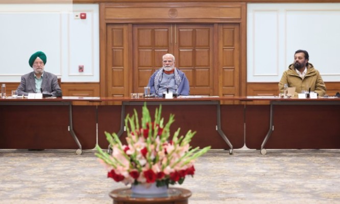 ऊर्जा संकट पर पीएम मोदी की आपात बैठक: 'स्ट्रेट ऑफ होर्मुज' की नाकेबंदी से भारत सतर्क