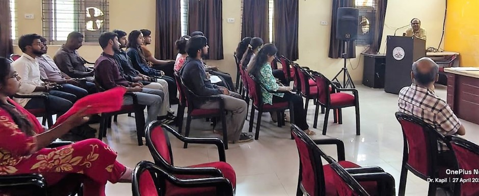 फोटोग्राफी के लिए तकनीकी कौशल से अधिक विजन और संवेदना जरूरी: प्रो. मनोज दयाल