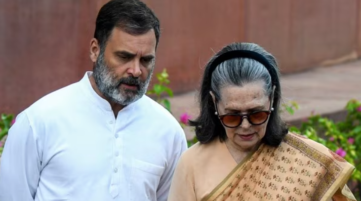 नेशनल हेराल्ड मामला: सोनिया-राहुल गांधी पर दिल्ली पुलिस ने दर्ज की नई FIR