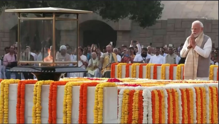 157वीं गांधी जयंती: PM मोदी ने राजघाट पर दी श्रद्धांजलि, देश भर में स्वच्छता अभियान