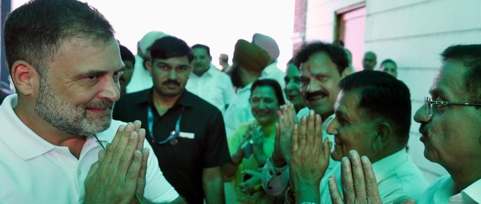 अमृतसर पहुंचे राहुल गांधी बाढ़ पीड़ितों से की मुलाकात