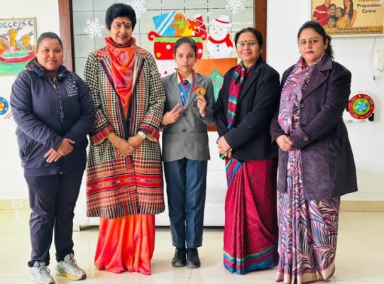 'द आर्यन स्कूल' की यतिथि जुनेजा ने कराटे में जीता गोल्ड, प्रिंसिपल ने दी बधाई