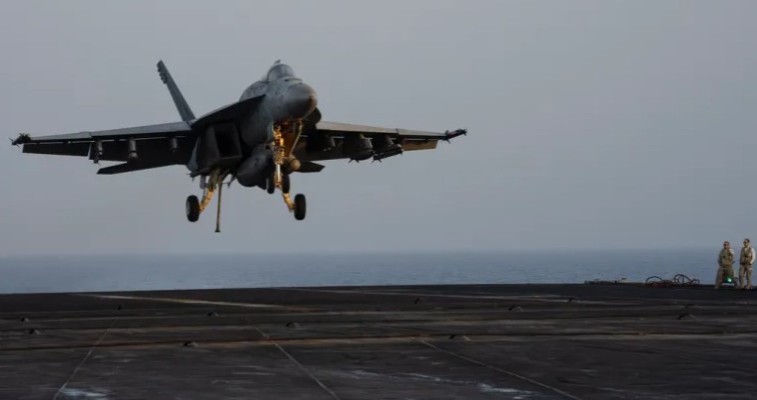 लाल सागर में भारी तनाव, अमेरिकी नौसेना ने मार गिराया ईरानी ड्रोन