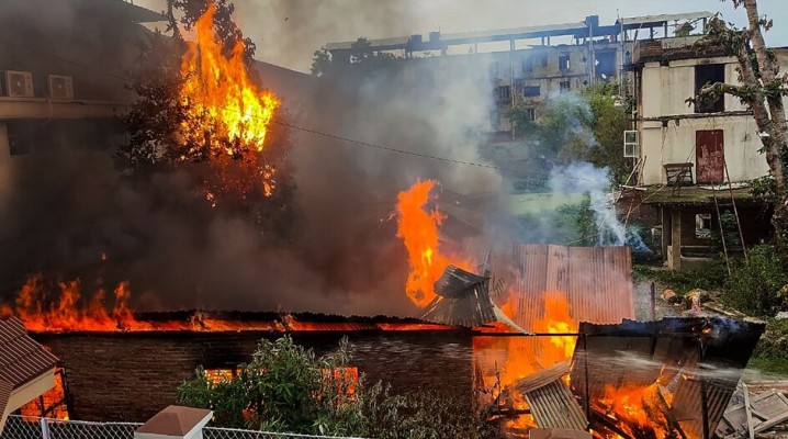 मणिपुर में फिर भड़की हिंसा: प्रतिबंधों के बावजूद दर्जनों घर फूंके, भारी सुरक्षा बल तैनात