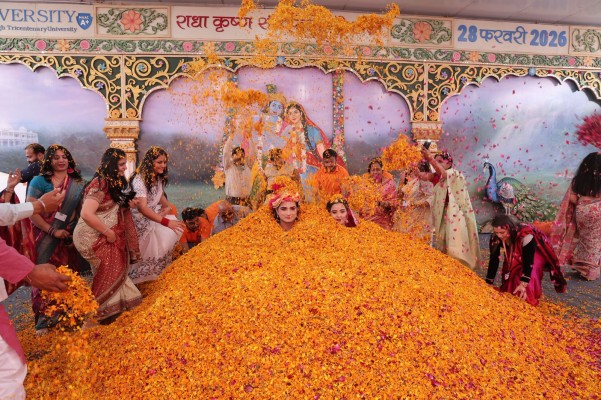 राधा-कृष्ण संग फूलों की होली में उमड़ा उमंग व उल्लास का सैलाब