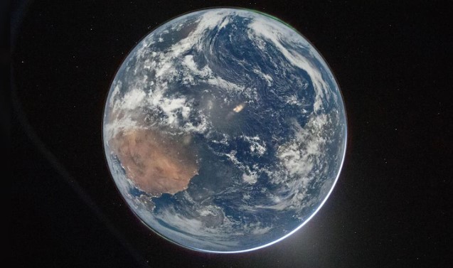 ब्रह्मांड की गहराइयों से दिखी हमारी धरती: आर्टेमिस II ने भेजीं मंत्रमुग्ध करने वाली तस्वीरें!