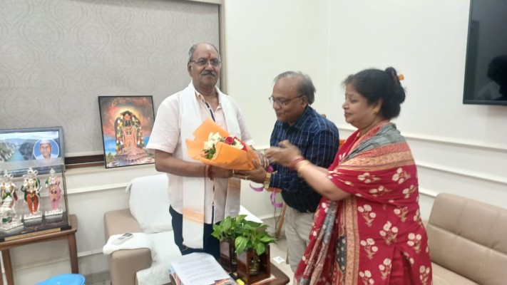सांसद बृजमोहन अग्रवाल को जन्मदिन की बधाई; कुलपति प्रो. मनोज दयाल ने की विवि विकास पर चर्चा