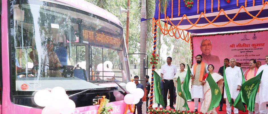 पटना में मुख्‍यमंत्री नीतीश कुमार ने रोडवेज की गुलाबी बसों को दिखाई हरी झंडी